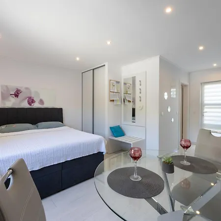 Moderni Studio Homestay Kastela