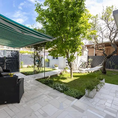 Moderni Studio Homestay Kastela